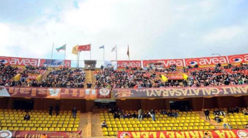 Trib&uuml;nler birbirine girdi!