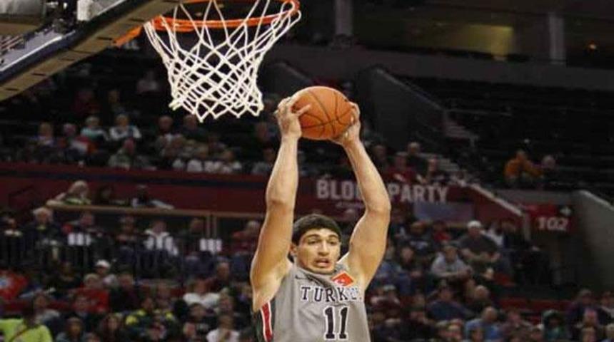 Nowitzki'yi sollayan T&uuml;rk!