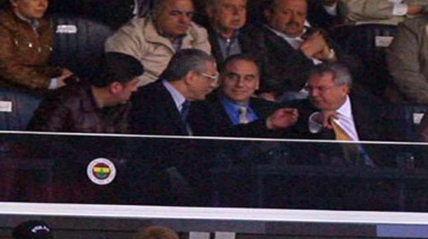 Şeref trib&uuml;n&uuml;ne 'Yıldırım' d&uuml;şt&uuml;!