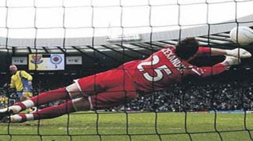 Kırmızı giyen penaltıyı kurtarır!