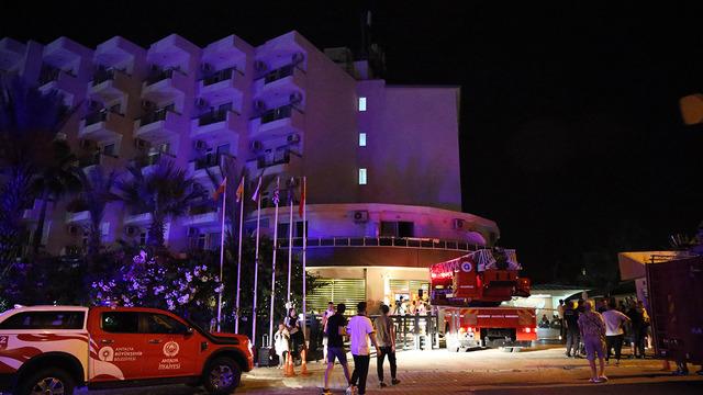 Otelde yangın: Yüzlerce turist tahliye edildi!