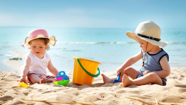 Yaz tatilinde aileler dikkat! Güneşe karşı çocuklar için 'mekanik koruma' şart