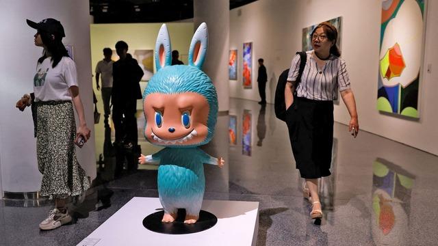 İnsan boyutlarındaki Labubu bebeği rekor fiyata satıldı! 