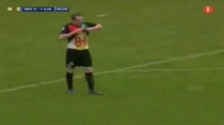 Sarı kart g&ouml;rd&uuml; sevin&ccedil;ten &ccedil;ıldırdı!