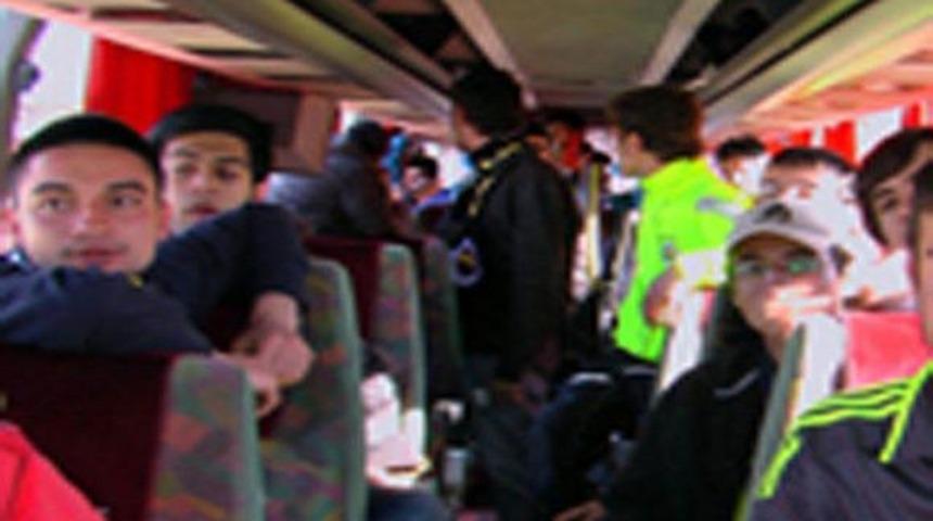 Taraftarları yolda bırakıp ka&ccedil;tı