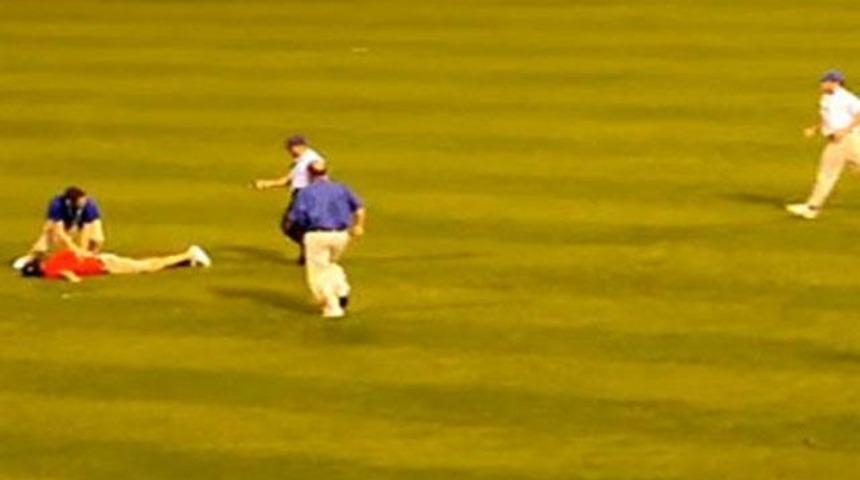 Polis, taraftarı vurdu! (VİDEO)