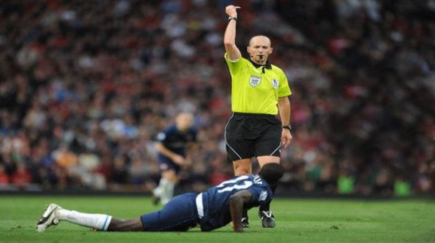 Futbolcu &ouml;l&uuml;rken sarı kart!