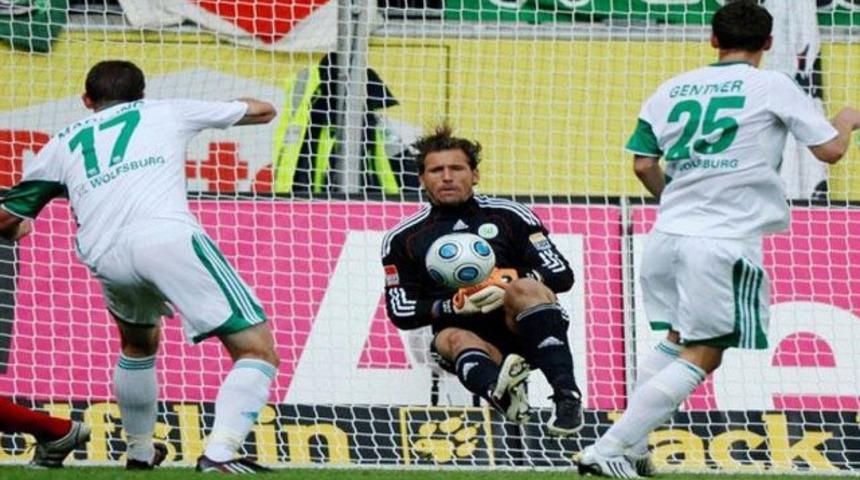 Wolfsburg kalecisi bı&ccedil;aklandı!