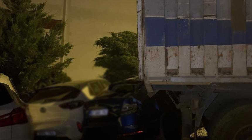 Freni patlayan kamyon, 5 araca zarar verdi