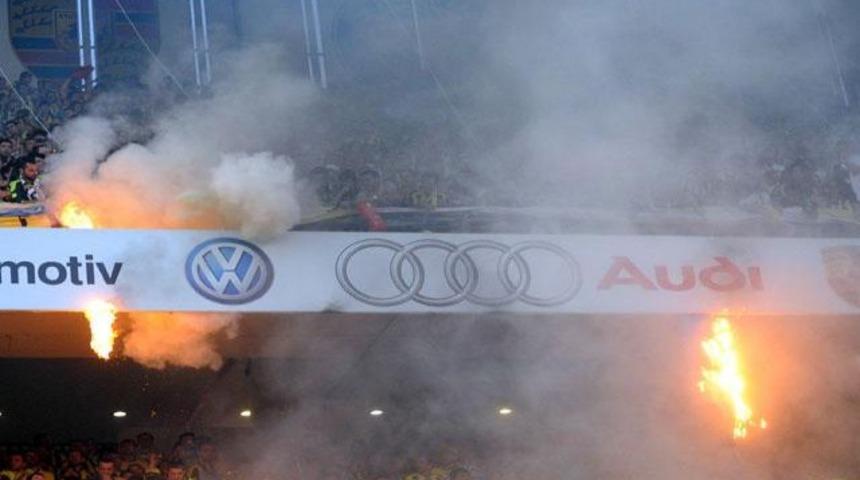 Taraftarlar stadı ateşe verdi!