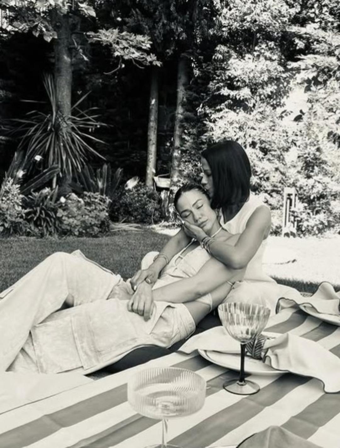 Eşref Rüya nın Nisan ı Demet Özdemir ablası Derya ile poz verdi! Beğeni yağdı 1