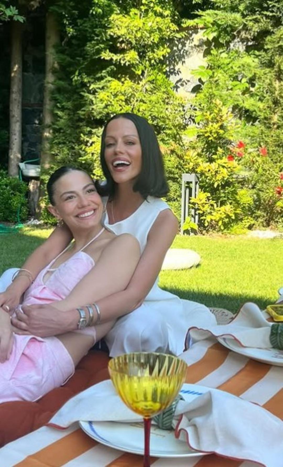 Eşref Rüya nın Nisan ı Demet Özdemir ablası Derya ile poz verdi! Beğeni yağdı 3