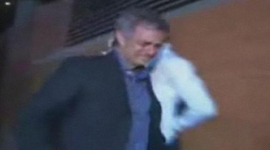 Mourinho h&uuml;ng&uuml;r h&uuml;ng&uuml;r ağladı! (VİDEO)