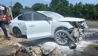 Kontrolden çıkan otomobil refüje çarpınca alev aldı: 2 yaralı