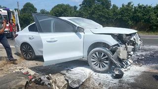 Kontrolden çıkan otomobil refüje çarpınca alev aldı: 2 yaralı