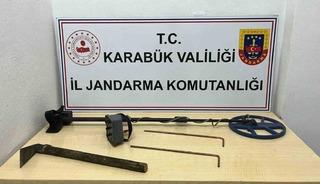 Tarihi kentte defineciler suçüstü yakalandı
