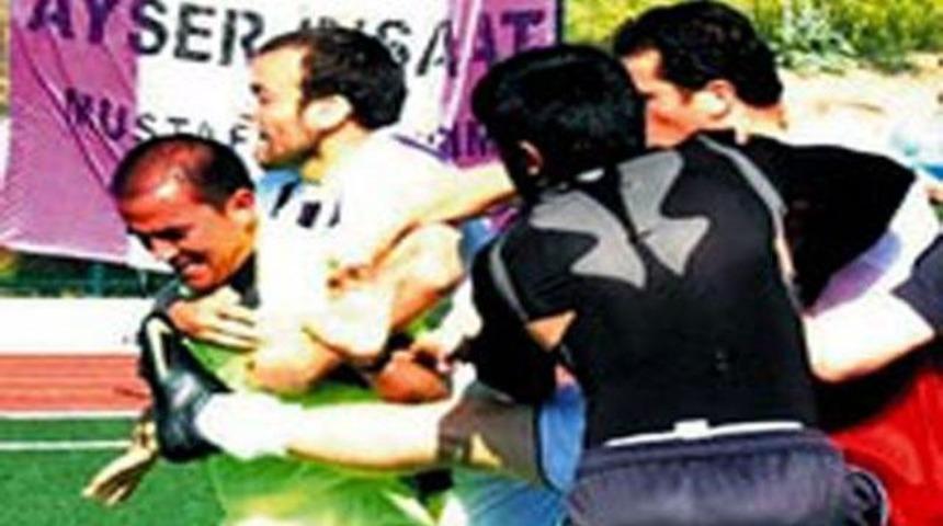 Hakem T&uuml;rkalp'i d&ouml;vd&uuml;ler!