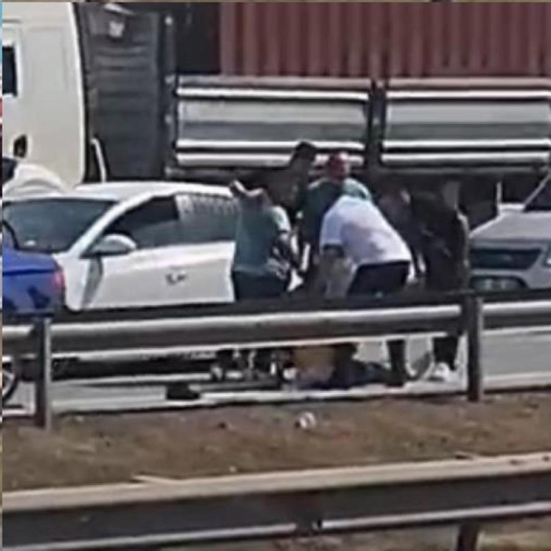 Otoyolda sürücü önce dövüldü sonra suyla ayıtılmaya çalışıldı: O anlar kamerada 1