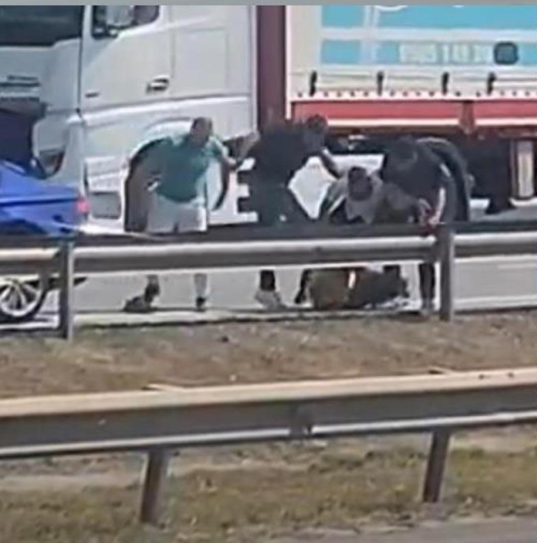 Otoyolda sürücü önce dövüldü sonra suyla ayıtılmaya çalışıldı: O anlar kamerada 2