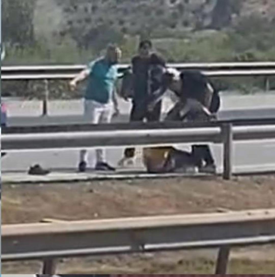 Otoyolda sürücü önce dövüldü sonra suyla ayıtılmaya çalışıldı: O anlar kamerada 3