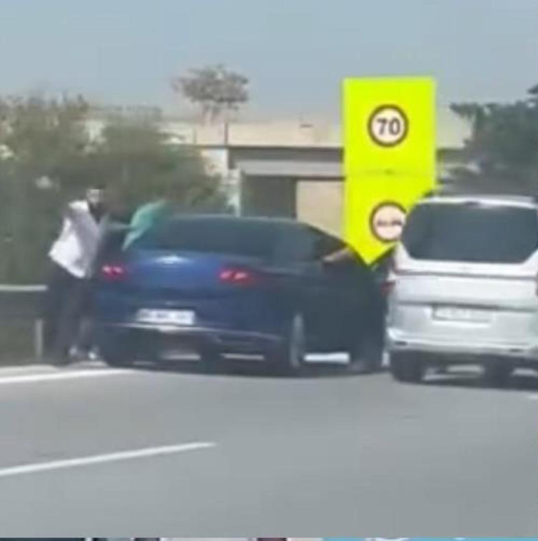 Otoyolda sürücü önce dövüldü sonra suyla ayıtılmaya çalışıldı: O anlar kamerada 4
