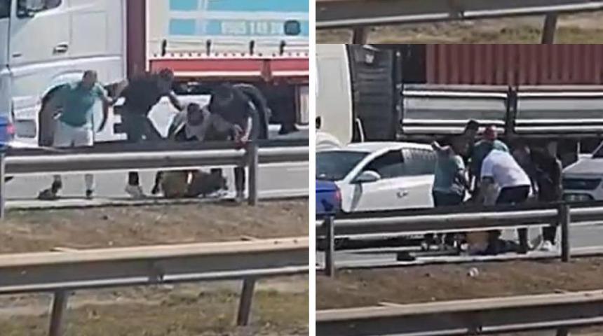 Otoyolda sürücü önce dövüldü sonra suyla ayıtılmaya çalışıldı: O anlar kamerada