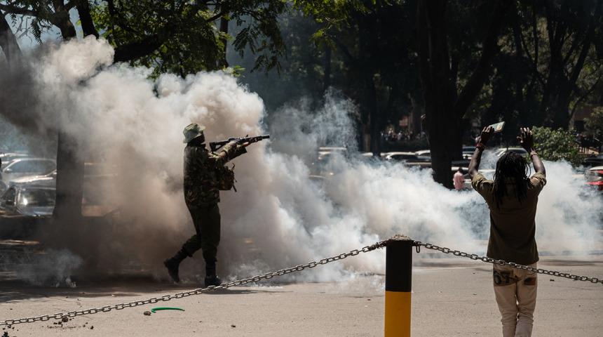 Kenya'da sosyal medya fenomeninin gözaltındayken ölümü protestolara yol açtı