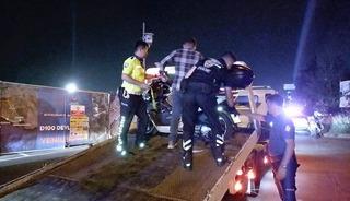 Motosiklet polislerin arasında daldı: 5 yaralı