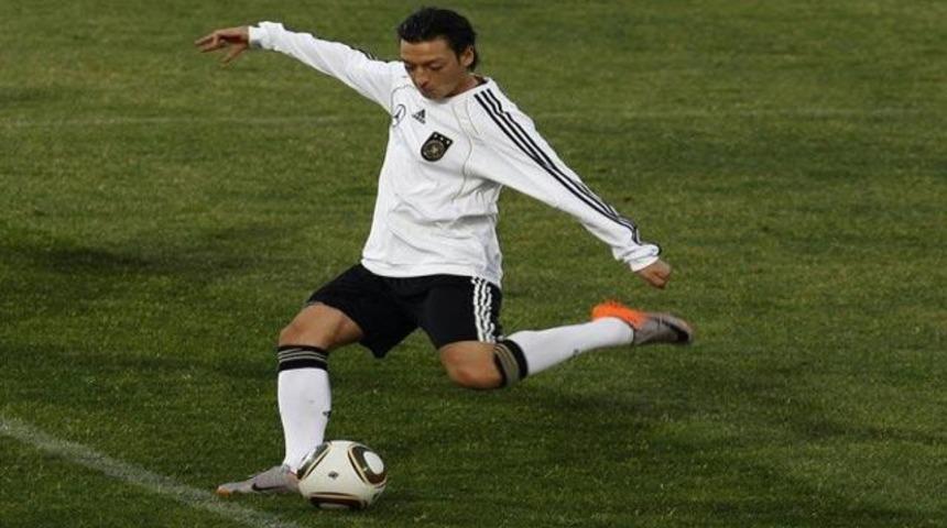 Mesut D&uuml;nya devinde!