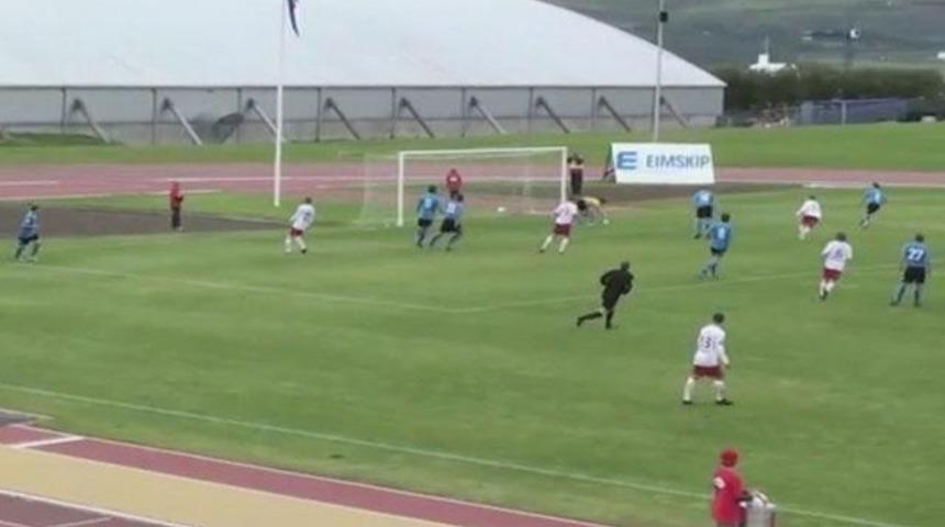 D&uuml;nyanın en 'kova' kalecisi! (VİDEO)