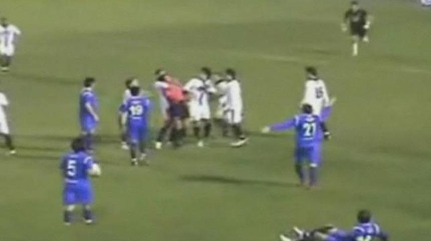 Futbolcu hakemi boğacaktı! (Video)