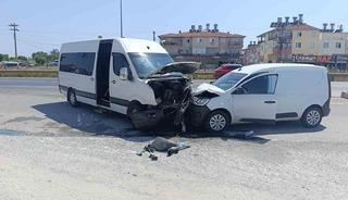 Manavgat’ta tur aracı hafif ticari araçla kafa kafaya çarpıştı: 6 yaralı