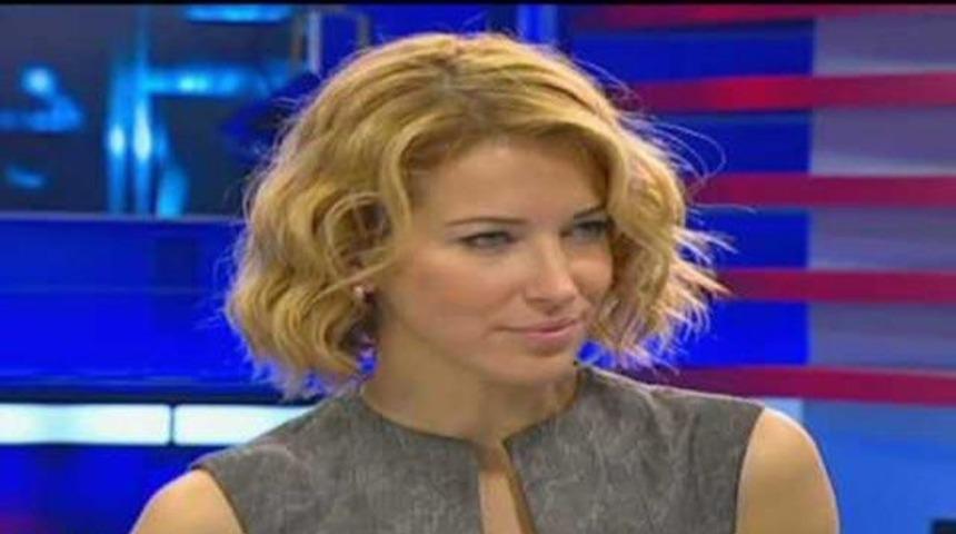 Burcu Esmersoy &ccedil;ark etti!