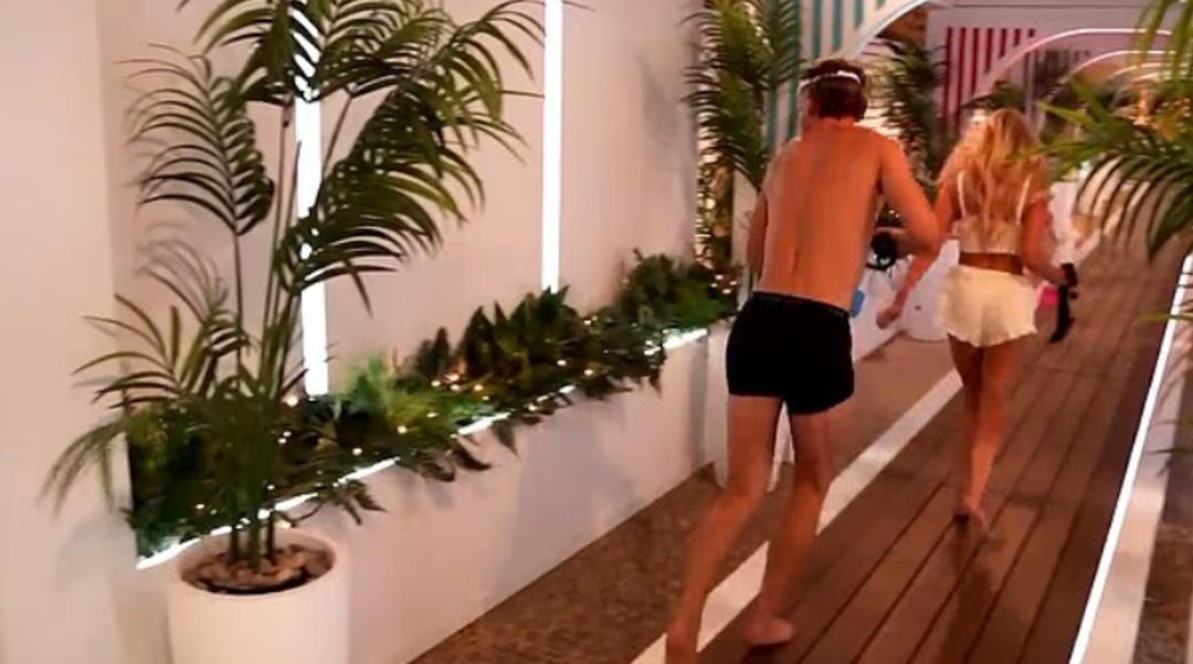 Love Island villasında sular durulmuyor! İki yarışmacı gizlice yataklarından kaçıp... 2