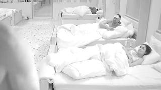 Love Island villasında sular durulmuyor! İki yarışmacı gizlice yataklarından kaçıp...