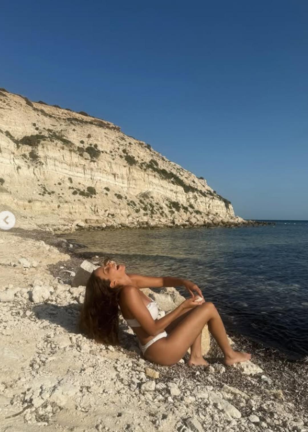 Uzak Şehir’in Pakize’si Yaren Güldiken beyaz bikinisiyle poz verdi! "Senin bu fizikle başrol olman lazım" 3