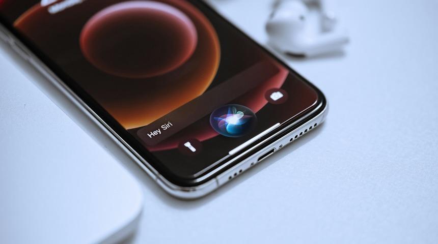 Bir kaynak, Apple'ın yapay zeka desteğiyle daha da 'akıllanacak' yeni Siri'yi ne zaman sunacağını paylaştı