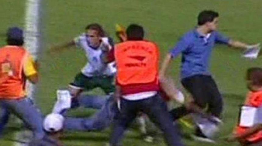 Gazeteci-futbolcu savaşı! (Video)