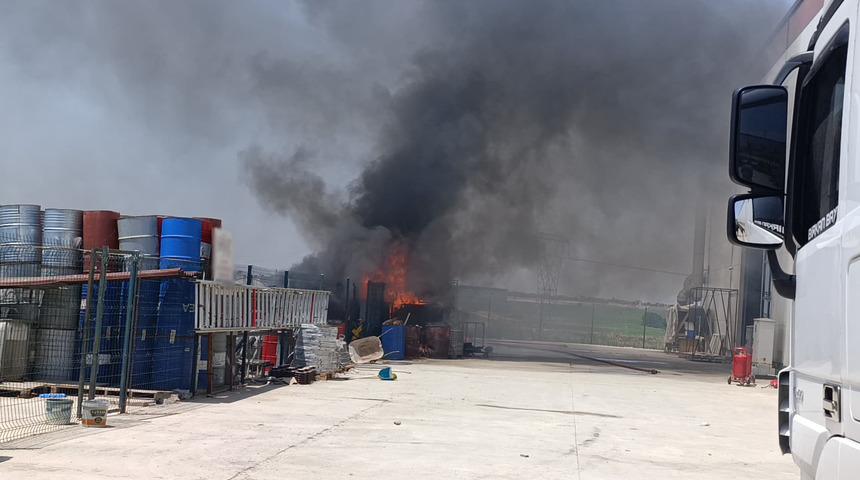 Tekirdağ'da kimya fabrikasının atık alanında yangın! Maddi hasar oluştu