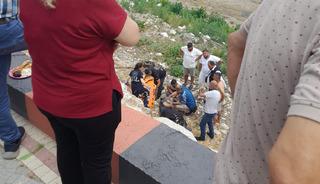 Isparta'da kaldırımda yürürken dengesini kaybeden kişi kayalık alana düştü