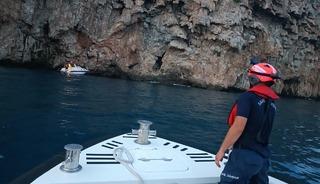 Antalya'da denizde sürüklenen teknedeki 3 kişi kurtarıldı