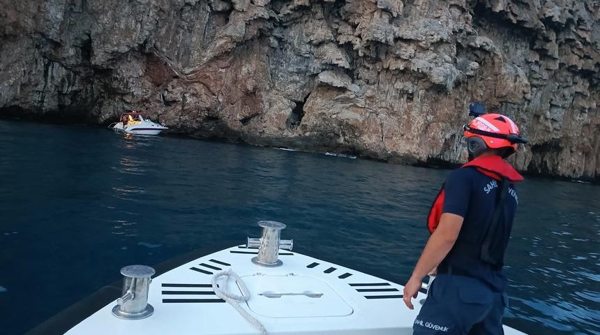 Antalya'da denizde sürüklenen teknedeki 3 kişi kurtarıldı