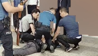 Pompalı tüfekle kredi çekmeye geldi! Korku dolu anlar...