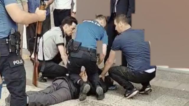 Pompalı tüfekle kredi çekmeye geldi! Korku dolu anlar...