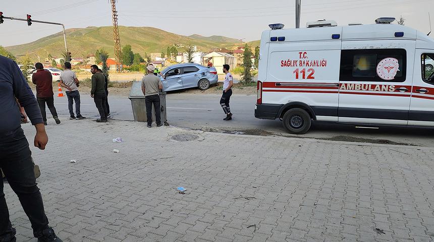 Hakkari'de feci kaza! Otomobil ile kamyon çarpıştı: 5 kişi yaralandı