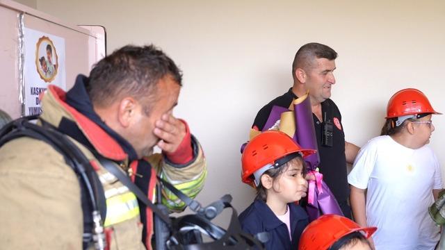 İtfaiye personellerini duygulandıran not: Pelerinin olmasa da kaskın yeter