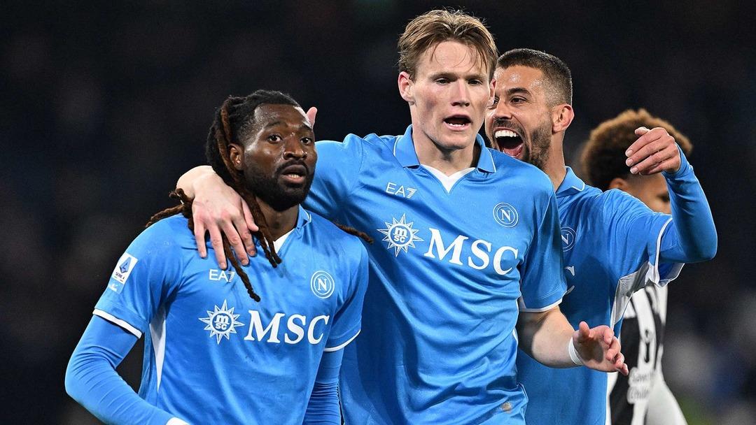 Taraftar havalimanında yakaladı! Napoli nin yıldız ismi İstanbul a geliyor! 3