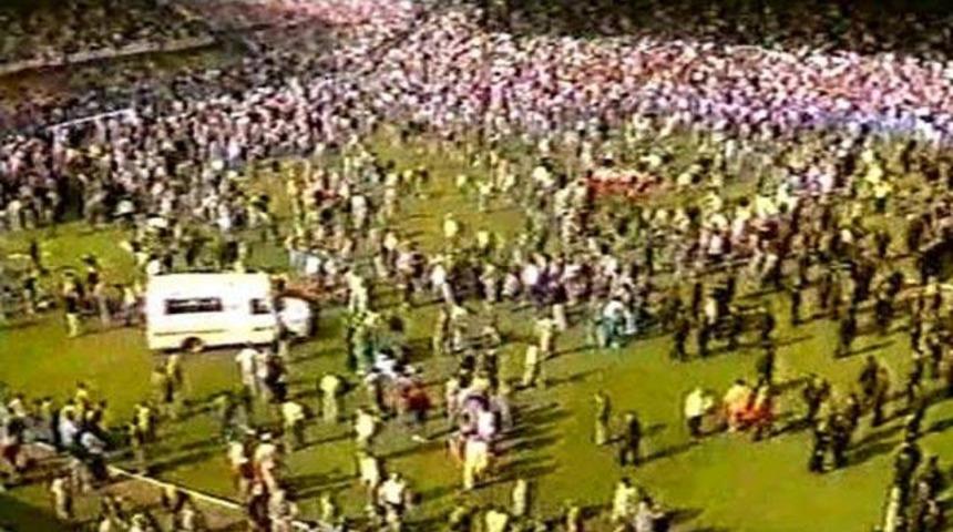 Hakem futbolcuyu &ouml;ld&uuml;rd&uuml;!