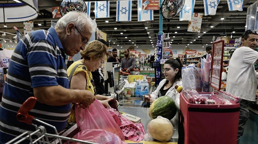 İsrailliler, İran'ın misilleme saldırısı endişesiyle marketleri talan ettiler ve rafları boşaltılar