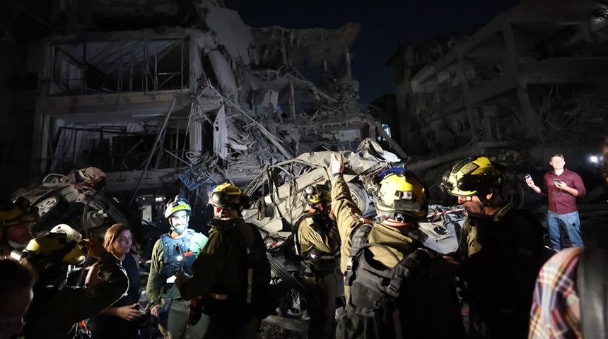 İran'ın füze saldırılarının ardından İsrail genelinde şiddetli patlama sesleri duyuldu